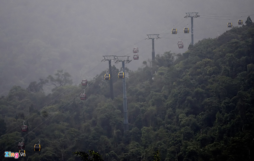 Người dân hành hương về Yên Tử trong đêm